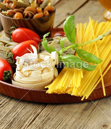 Various types of pasta (spaghetti, fettuccini, pe