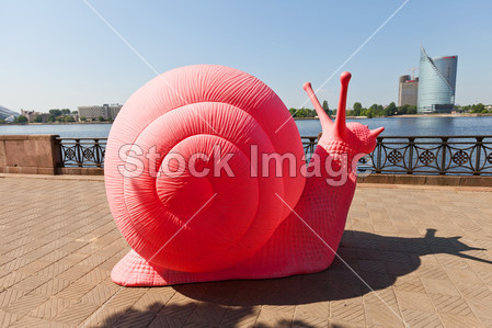 Pink snail on the street of Riga, Latvia图片素材