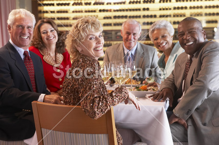 在一家餐厅在一起吃饭的朋友(图片编号50177