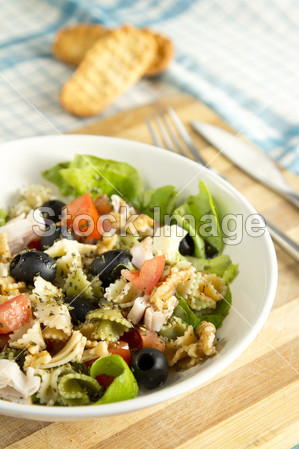Edzr-意大利面沙拉配生菜、 橄榄、 火腿和奶酪