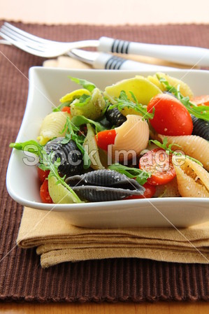 意大利面沙拉配番茄和芝麻菜意大利风格图片素