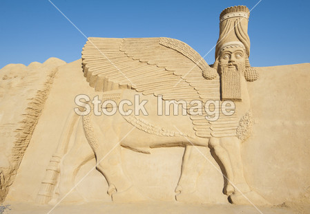Large sand sculpture of Lamassu deity图片素材