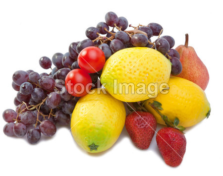 葡萄、 柠檬、 梨、 草莓在白色背景上的静物图