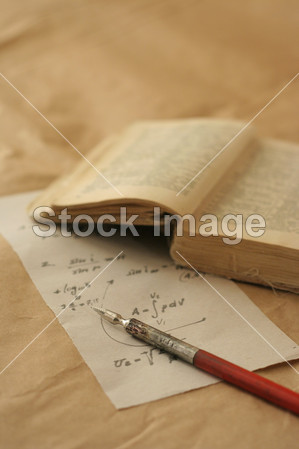 很老的书和乌鸦羽毛笔图片素材(图片编号:502