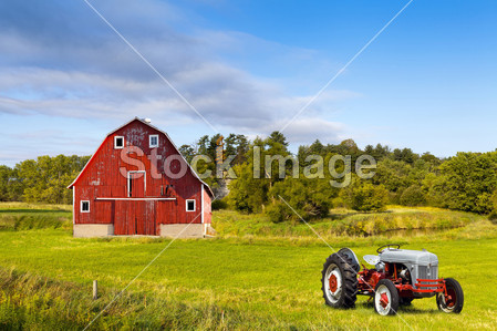 传统美国红谷仓与老式拖拉机图片素材(图片编