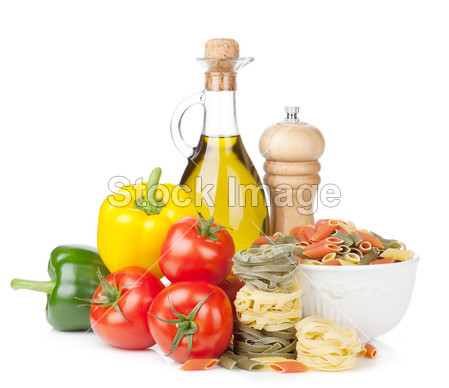 成熟的新鲜蔬菜、 意大利面食和调味品图片素