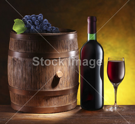 Still life with wine barrel, bottle and glass.图片素