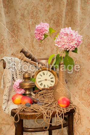 Still life with peaches and pink hydrangea图片素