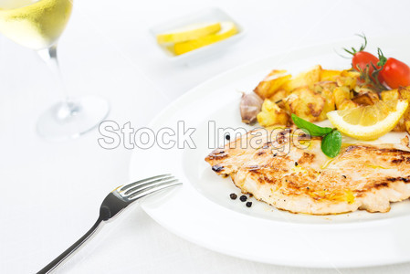鸡胸肉烤土豆、 西红柿和香料图片素材(图片编