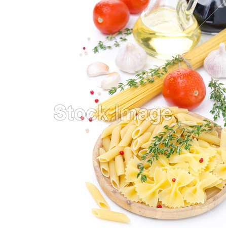 不同种类的意大利面、 新鲜番茄、 橄榄油图片