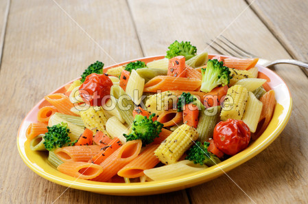 意大利面通心粉沙拉配西兰花、 胡萝卜、 玉米