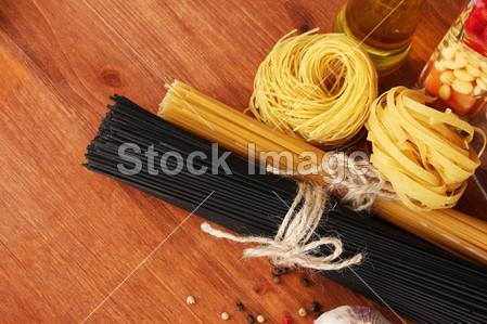 意大利面意粉、 蔬菜和香料木制背景上的木桌