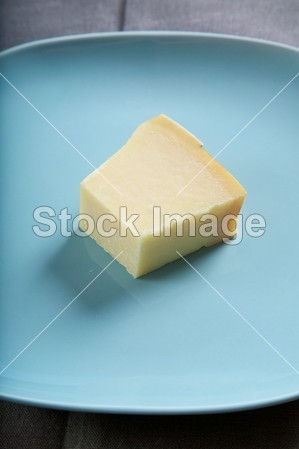 片蓝板上的奶酪图片素材(图片编号:50233061