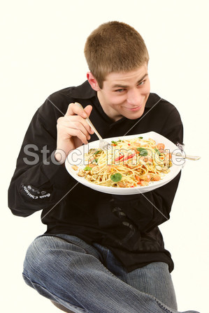 Young man eating pasta图片素材(图片编号:50