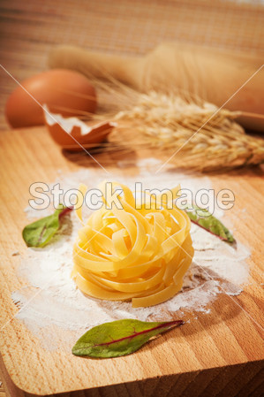 Fresh pasta with chard leaves图片素材(图片编