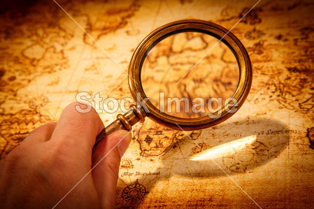 在古代世界地图上的复古放大镜谎言图片素材(
