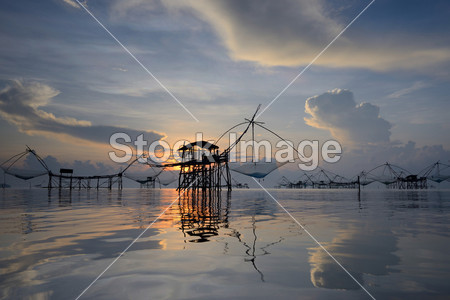 使用竹平方米 dip 的剪影传统的捕鱼方法图片素