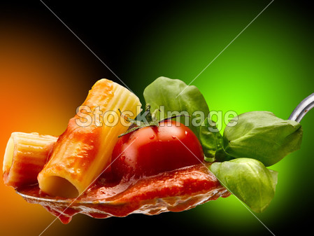Basil pasta and tomato sauce图片素材(图片编