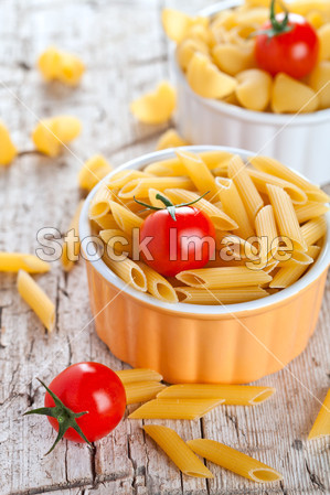 Uncooked pasta and cherry tomatoes图片素材