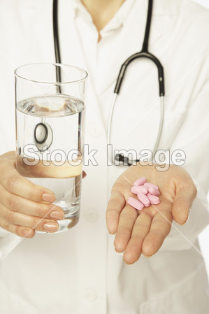 西班牙裔女性医生抱着水和药物治疗图片素材(
