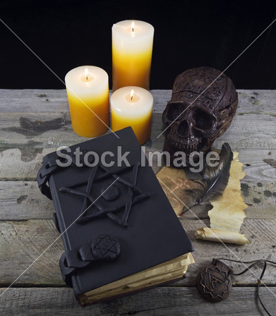 Magic book, skull and candles图片素材(图片编