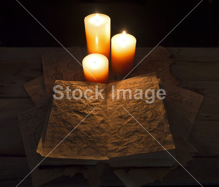Magic book in candles light图片素材(图片编号