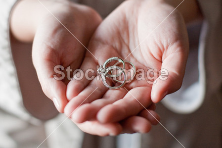 两只手三个结婚戒指的特写视图(图片编号5025