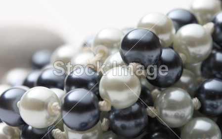 黑色和白色珍珠的字符串图片素材(图片编号:5