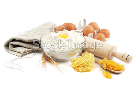 烘焙原料。面粉用生鸡蛋制作面团隔离图片素材