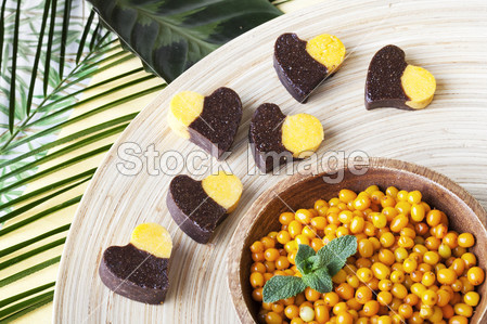 Raw food sweets with carob and buckthorn图片