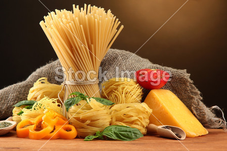 意大利面意粉、 蔬菜和香料,木桌上,棕色背景上