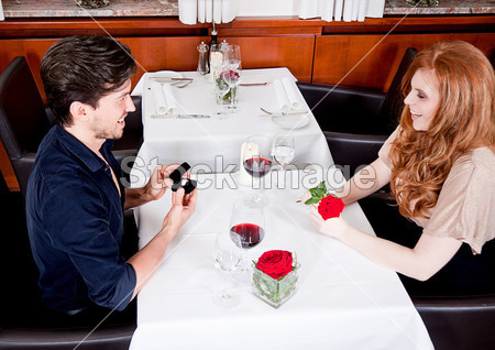 幸福的夫妻在餐厅浪漫的约会图片素材(图片编