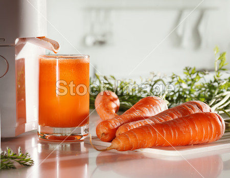 新鲜胡萝卜汁和榨汁机图片素材(图片编号:502