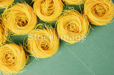 意大利面条意大利面背景上的绿色背景图片素材