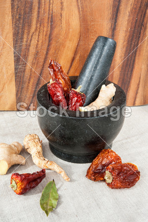 Mortal with pestle and dried roots.图片素材(图片
