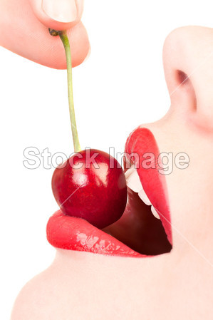 性感红色嘴唇与孤立在白色的樱桃图片素材(图