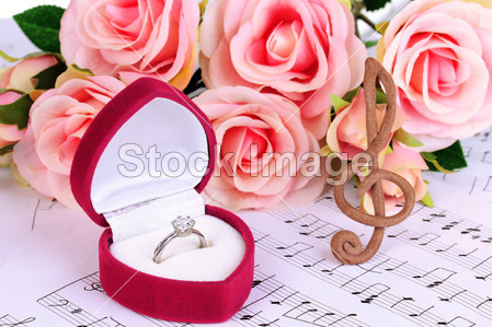 高音谱号、 玫瑰和框音乐背景上举行的结婚戒