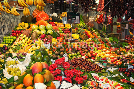 水果的 boqueria 市场在巴塞罗那-西班牙图片素