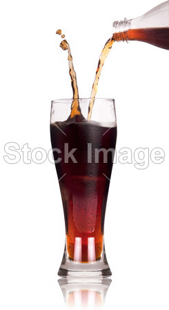 一瓶可乐苏打水倒入玻璃在白色背景用反射图片