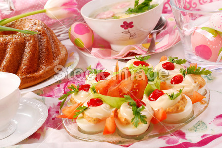 复活节的节日餐桌上的菜肴图片素材(图片编号
