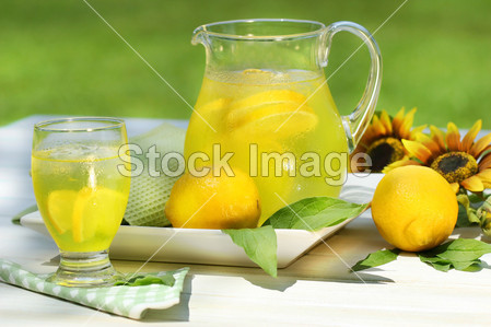 壶与玻璃桌上酷柠檬水图片素材(图片编号:502