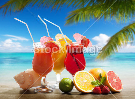 Cocktaisl and tropical fruit on the beach图片素材
