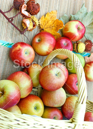 Organic apples in a wicker basket图片素材(图片