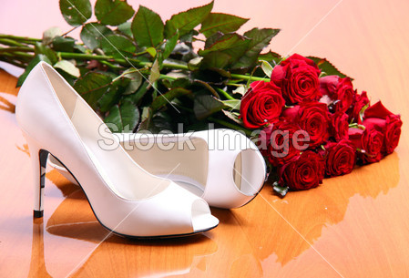 白女运动鞋及束红玫瑰图片素材(图片编号:502