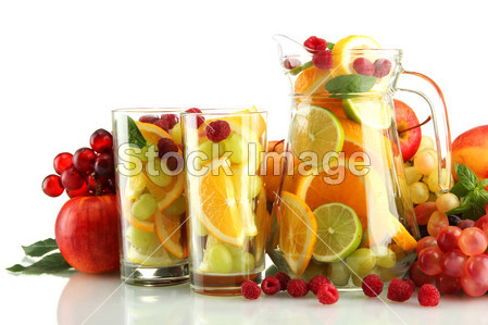 透明 jar 和异国情调的水果,在白色隔离带眼镜图