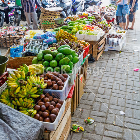 在街上,巴厘岛的传统水果市场图片素材(图片编