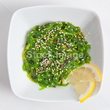 日本竹卡裙带菜海藻沙拉配白芝麻汁图片素材(