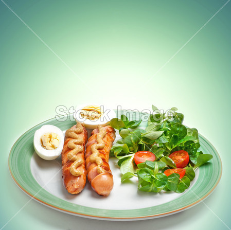 香肠与芥末酱、 鸡蛋、 沙拉和西红柿烤架上图