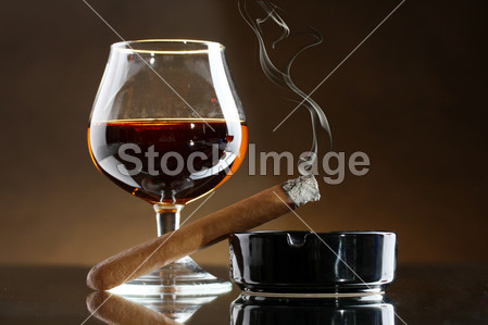 杯白兰地酒和雪茄棕色背景上图片素材(图片编