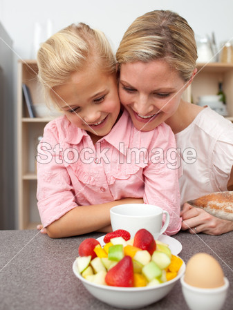 可爱的小女孩吃水果与她的母亲图片素材(图片